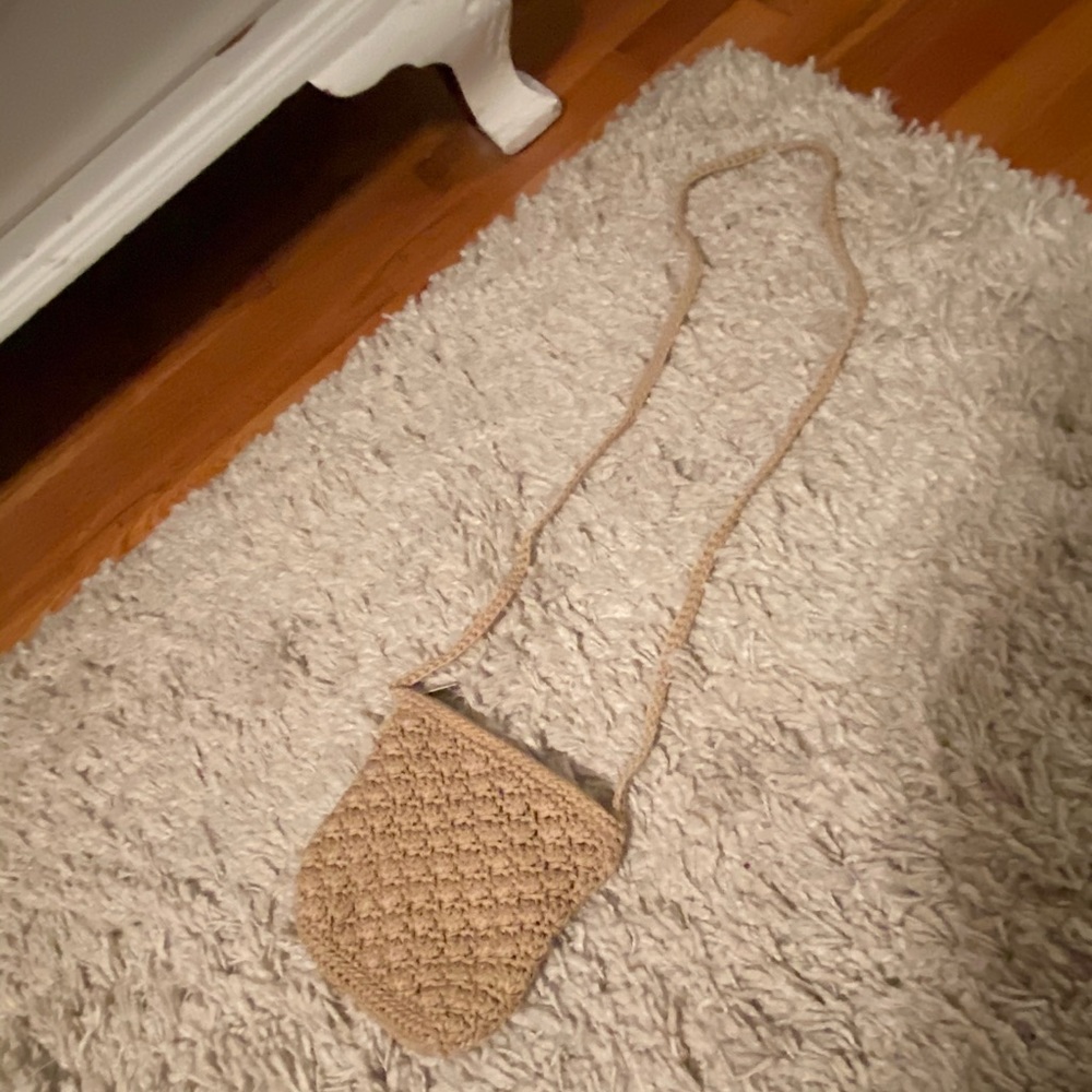 Crocheted cross body bag with zipper! Excellent